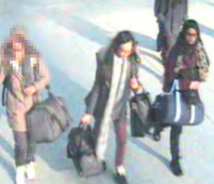 Trei adolescente britanice sunt suspectate ca au fugit de acasa pentru a se marita cu jihadistii din Statul Islamic Trei adolescente britanice sunt suspectate ca au fugit de acasa pentru a se marita cu jihadistii din Statul Islamic
