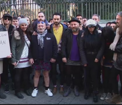Manifestatie ciudata in Turcia. Motivul pentru care zeci de barbati s-au imbracat in fuste mini