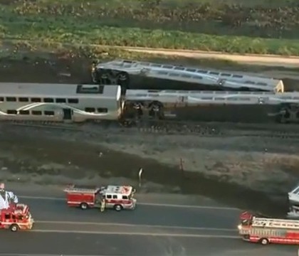 Un tren de pasageri a deraiat si s-a rasturnat, in California, dupa ce a lovit in plin un camion. Mai multe persoane, ranite
