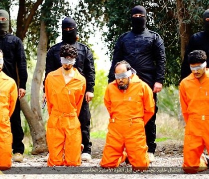 Patru barbati din Irak, executati de teroristi pe motiv ca ar fi fost spioni. Pozele publicate de Statul Islamic sunt socante Patru barbati din Irak, executati de teroristi pe motiv ca ar fi fost spioni. Pozele publicate de Statul Islamic sunt socante