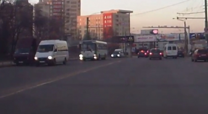 De parca ar fi ceva normal. Ce face un sofer din capitala dupa ce ciocneste un vehicul in trafic. VIDEO