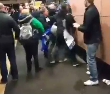 Huliganism la metroul londonez. Suporteri ai celor de la Chelsea si Tottenham s-au batut pe peron. VIDEO Huliganism la metroul londonez. Suporteri ai celor de la Chelsea si Tottenham s-au batut pe peron. VIDEO