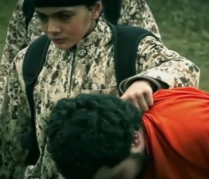 Statul Islamic a filmat o noua executie. Un baiat de 10 ani a impuscat in cap un spion israelian. VIDEO Statul Islamic a filmat o noua executie. Un baiat de 10 ani a impuscat in cap un spion israelian. VIDEO