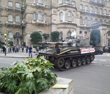 Petitia cu un milion de semnaturi pentru ridicarea suspendarii lui Jeremy Clarkson, adusa cu un TANC la sediul BBC Petitia cu un milion de semnaturi pentru ridicarea suspendarii lui Jeremy Clarkson, adusa cu un TANC la sediul BBC