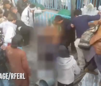 O femeie din Afganistan a fost omorata in bataie de o multime furioasa. VIDEO. Gestul care i-a adus moartea O femeie din Afganistan a fost omorata in bataie de o multime furioasa. VIDEO. Gestul care i-a adus moartea