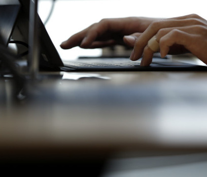 Hackerii retelei Stat Islamic au publicat adresele a 100 de militari americani, cerand atacarea lor in SUA Hackerii retelei Stat Islamic au publicat adresele a 100 de militari americani, cerand atacarea lor in SUA