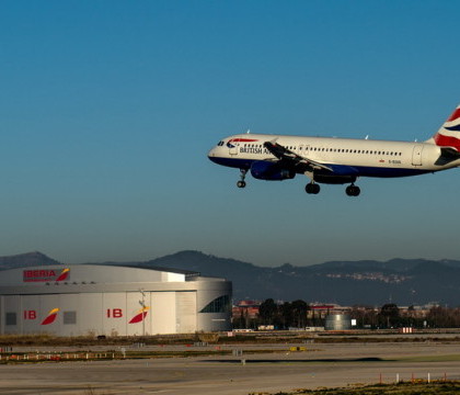 O femeie a fost arestata pe un aeroport londonez, dupa ce s-a dezbracat complet la bordul unui avion British Airways O femeie a fost arestata pe un aeroport londonez, dupa ce s-a dezbracat complet la bordul unui avion British Airways