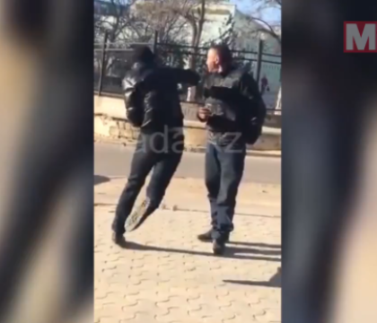 Moment revoltator in Kazahstan. Un barbat aflat in stare de ebrietate este lovit de un tanar