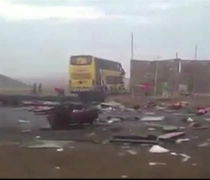 Accident grav in Peru. 36 de oameni au murit, dupa ce un autocar a fost lovit de alte 2 autocare si un camion Accident grav in Peru. 36 de oameni au murit, dupa ce un autocar a fost lovit de alte 2 autocare si un camion