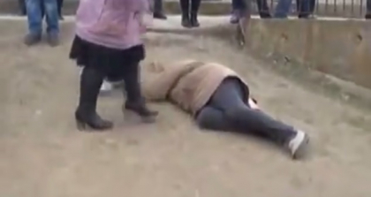 REVOLTATOR. Cativa indivizi dobara la pamant o batrana din Crimeea care NU-l sustine pe Putin. VIDEO