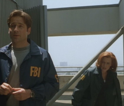 Serialul Dosarele X continua cu noi episoade. Agentii Fox Mulder si Dana Scully, interpretati de aceiasi actori Serialul Dosarele X continua cu noi episoade. Agentii Fox Mulder si Dana Scully, interpretati de aceiasi actori