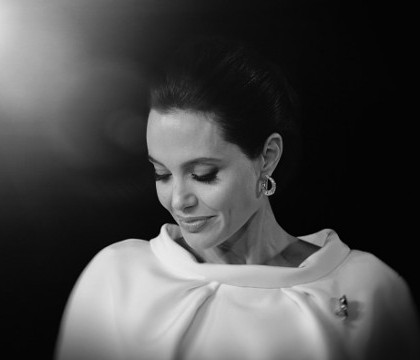 Decizia Angelinei Jolie de a-si extirpa ovarele, laudata de oncologi. O alta vedeta a dezvaluit ca poarta "gena cancerului" Decizia Angelinei Jolie de a-si extirpa ovarele, laudata de oncologi. O alta vedeta a dezvaluit ca poarta "gena cancerului"