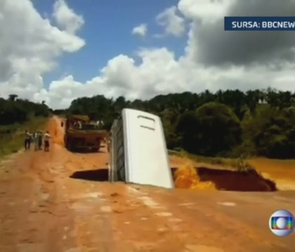Un autobuz din Brazilia a fost "inghitit" de o groapa din sosea. Ce s-a intamplat apoi