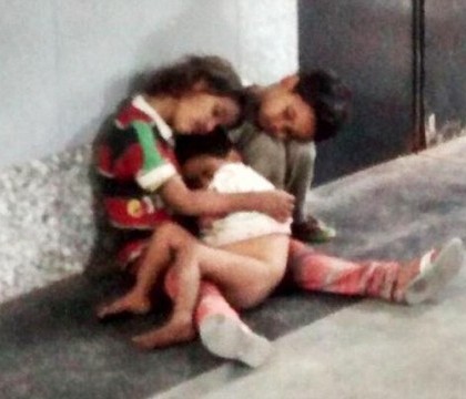 Povestea trista din spatele acestei fotografii. Cum au ajuns trei frati abandonati intr-o gara de propriul tata. FOTO