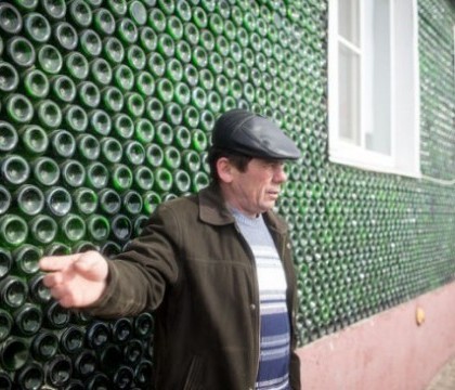 Barbatul din Rusia care si-a construit casa din sticle de sampanie. Cum arata constructia din 12.000 de sticle Barbatul din Rusia care si-a construit casa din sticle de sampanie. Cum arata constructia din 12.000 de sticle