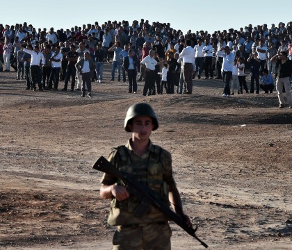 Combatantii islamisti au cucerit un nou oras din Siria. ONU anunta ca bilantul conflictului a depasit 200.000 de morti Combatantii islamisti au cucerit un nou oras din Siria. ONU anunta ca bilantul conflictului a depasit 200.000 de morti