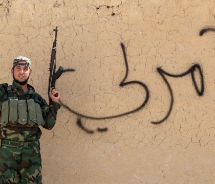 Militanti SI asistati de minori in timp ce decapiteaza barbati siiti, intr-o noua inregistrare video