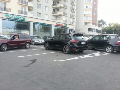 Soferul Porsche-ului nu e la prima " gafa" in trafic. Cum a parcat in fata unui supermarket. FOTO