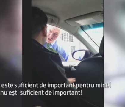 Iesirea nervoasa a unui politist din New York la adresa unui sofer de taxi, pentru ca nu a semnalizat la parcare
