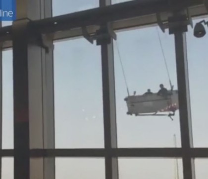 Imagini incredibile filmate in Shanghai. Doi barbati care curatau geamuri, la un pas de moarte