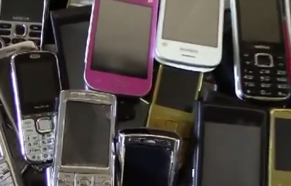 Sute de telefoane mobile, facute zob. De ce au fost distruse gadgeturile. VIDEO Sute de telefoane mobile, facute zob. De ce au fost distruse gadgeturile. VIDEO