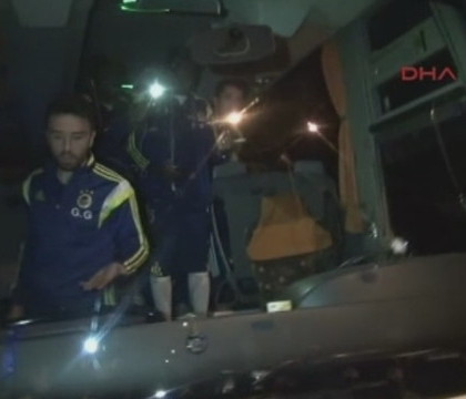 Autocarul echipei Fenerbahce a fost atacat cu focuri de arma, soferul fiind ranit. Oficial: "Au vrut ca fotbalistii sa moara" Autocarul echipei Fenerbahce a fost atacat cu focuri de arma, soferul fiind ranit. Oficial: "Au vrut ca fotbalistii sa moara"