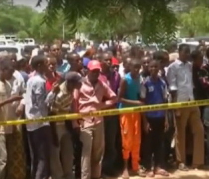 Tablou macabru in Kenya. Autoritatile au expus cadavrele atacatorilor care au ucis 148 de persoane la o universitate. VIDEO