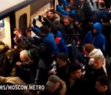 Mobilizare impresionanta la metroul din Moscova. Cum au reusit zeci de pasageri sa salveze o femeie blocata sub un tren