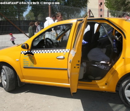 Ce a gasit un taximetrist, dupa ce clientul a coborat din masina. "Ai idee ce se afla in geanta?" Ce a gasit un taximetrist, dupa ce clientul a coborat din masina. "Ai idee ce se afla in geanta?"