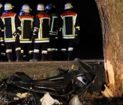 Politistii nu au putut sa gaseasca soferul cand au ajuns la locul accidentului. Cum arata masina dupa impact. FOTO