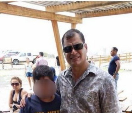 Presedintele Ecuadorului a fost rugat de un copil sa faca o poza cu el. Dupa ce imaginea a aparut pe internet ... toti au ras Presedintele Ecuadorului a fost rugat de un copil sa faca o poza cu el. Dupa ce imaginea a aparut pe internet ... toti au ras
