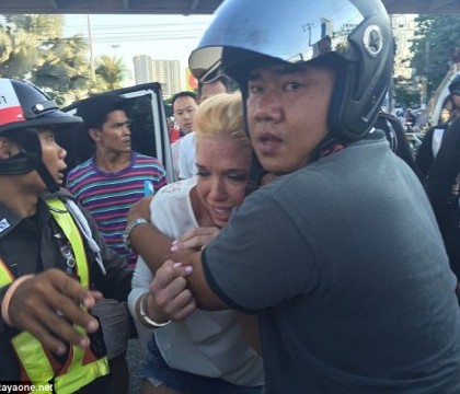 A lovit 13 autoturisme in trafic si a refuzat sa opreasca la semnalul politiei. Cum s-a incheiat urmarirea unei soferite A lovit 13 autoturisme in trafic si a refuzat sa opreasca la semnalul politiei. Cum s-a incheiat urmarirea unei soferite