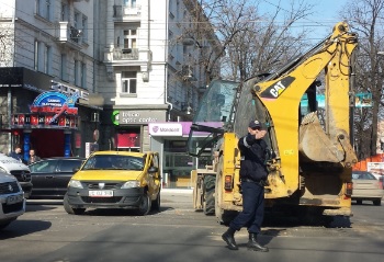 O masina de taxi si un excavator s-au CIOCNIT in centrul capitalei. S-a format un ambuteiaj imens. FOTO