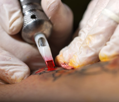 A lesinat la o petrecere dupa ce a baut prea mult. Socul pe care l-a avut cand s-a trezit: ce tatuaj avea pe spate. FOTO