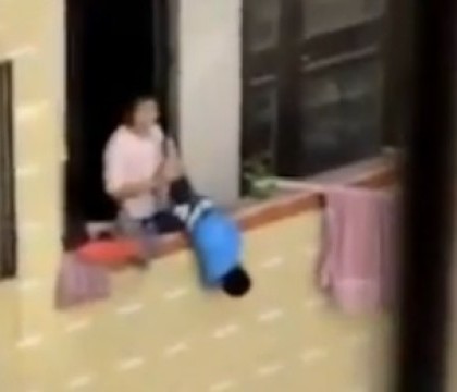 Pedeapsa ingrozitoare pe care o mama i-o aplica fiului ei. Vecinii au filmat-o cum il loveste brutal si il atarna pe balcon. VIDEO