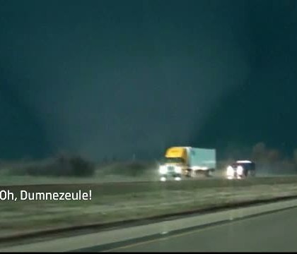 Cel putin un om a murit si cateva zeci au fost raniti in urma unui val de tornade care a maturat centrul Statelor Unite Cel putin un om a murit si cateva zeci au fost raniti in urma unui val de tornade care a maturat centrul Statelor Unite