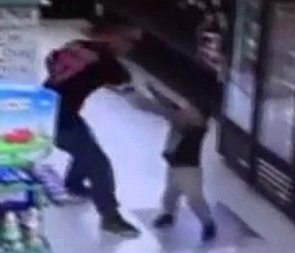 Un tata si-a lovit cu pumnul baiatul de 3 ani intr-un magazin. Imaginile surprinse de camere i-au scandalizat pe americani Un tata si-a lovit cu pumnul baiatul de 3 ani intr-un magazin. Imaginile surprinse de camere i-au scandalizat pe americani