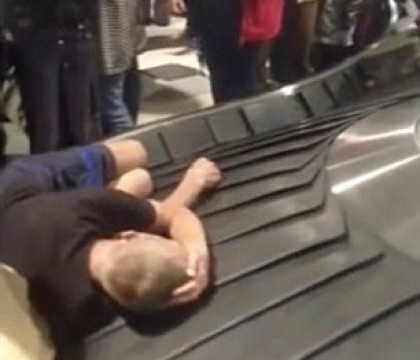 Cel mai ciudat loc dintr-un aeroport pentru a trage un pui de somn. Filmarea a fost facuta in Rusia Cel mai ciudat loc dintr-un aeroport pentru a trage un pui de somn. Filmarea a fost facuta in Rusia