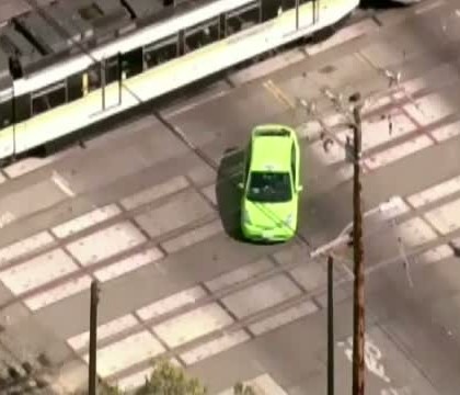 Cum a reusit soferul unui taxi sa puna pe jar cateva echipaje de politie. Doua ore s-au tinut dupa el Cum a reusit soferul unui taxi sa puna pe jar cateva echipaje de politie. Doua ore s-au tinut dupa el