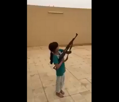 Momentul in care un cameraman a fost la un pas de a fi impuscat. Filma o fetita de 10 ani care tragea cu un AK 47 Momentul in care un cameraman a fost la un pas de a fi impuscat. Filma o fetita de 10 ani care tragea cu un AK 47