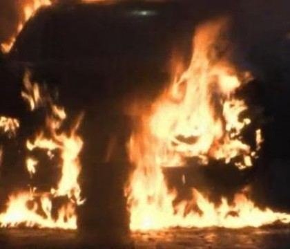 Scapare miraculoasa in SUA. Au reusit sa iasa din masina, dupa ce un grup de barbati au incendiat-o Scapare miraculoasa in SUA. Au reusit sa iasa din masina, dupa ce un grup de barbati au incendiat-o