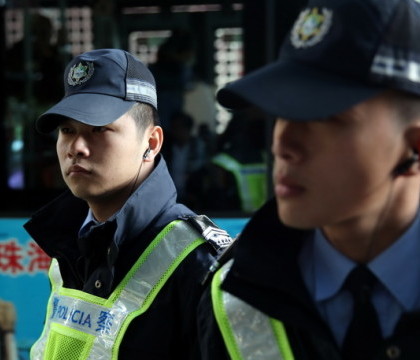A fost salvata in ultimul moment, inainte de a se arunca de la etajul 32. Operatiune dramatica in China