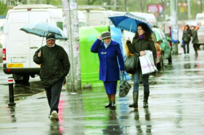 Ploi in toata tara, cer noros si temperaturi in scadere. Cum va fi vremea pana la sfarsitul saptamanii Ploi in toata tara, cer noros si temperaturi in scadere. Cum va fi vremea pana la sfarsitul saptamanii
