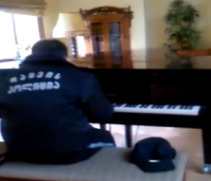 Imagini emotionante. Paznicul unui biblioteci, filmat fara sa stie in timp ce canta spectaculos la pian. VIDEO