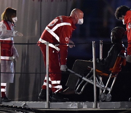 Tragedia din Mediterana ar fi fost provocata de nava care a venit in ajutorul migrantilor. Primele arestari facute de politie Tragedia din Mediterana ar fi fost provocata de nava care a venit in ajutorul migrantilor. Primele arestari facute de politie