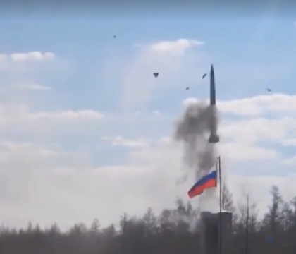 Imagini jenante pentru Rusia. Soldatii au incercat sa lanseze o racheta, dar s-a intors pe pamant si a explodat langa ei Imagini jenante pentru Rusia. Soldatii au incercat sa lanseze o racheta, dar s-a intors pe pamant si a explodat langa ei