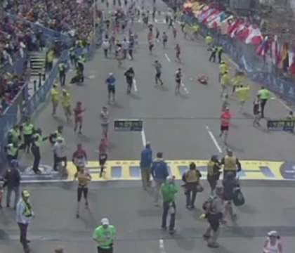 Noi imagini din timpul atentatului de la maratonul din Boston arata haosul si disperarea celor prezenti Noi imagini din timpul atentatului de la maratonul din Boston arata haosul si disperarea celor prezenti