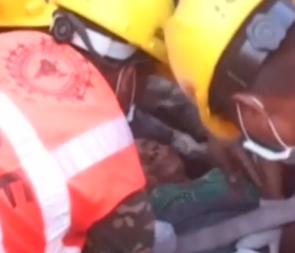 Momentul in care o femeie a fost salvata dupa 50 de ore petrecute sub daramaturi, in urma cutremurului din Nepal. VIDEO Momentul in care o femeie a fost salvata dupa 50 de ore petrecute sub daramaturi, in urma cutremurului din Nepal. VIDEO