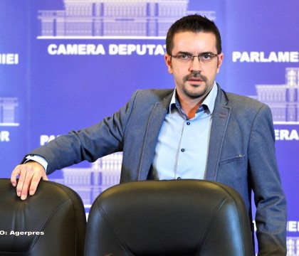 Un deputat din Romania vrea revenirea la denumirea de "tigani" a persoanelor "de etnie roma": "Sa nu se mai confunde roman cu rom" Un deputat din Romania vrea revenirea la denumirea de "tigani" a persoanelor "de etnie roma": "Sa nu se mai confunde roman cu rom"