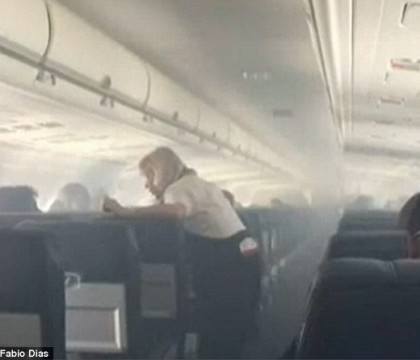 Panica la bordul unui avion american. Pasagerii au inceput sa tipe si sa planga dupa ce aeronava s-a umplut cu fum negru Panica la bordul unui avion american. Pasagerii au inceput sa tipe si sa planga dupa ce aeronava s-a umplut cu fum negru